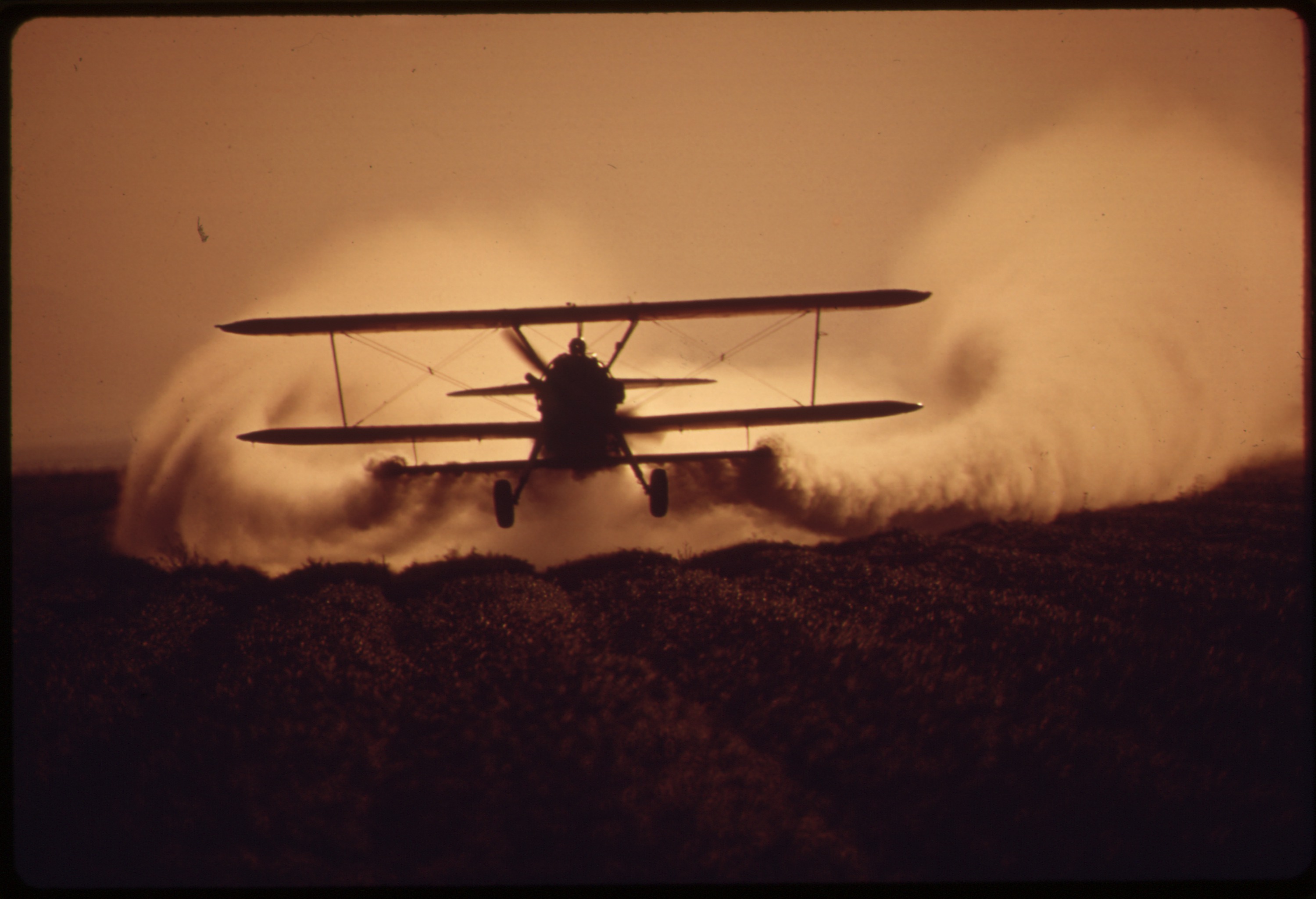 CROP_DUSTING_NEAR_CALIPATRIA_IN_THE_IMPERIAL_VALLEY._(FROM_THE_SITES_EXHIBITION._FOR_OTHER_IMAGES_IN_THIS_ASSIGNMENT…_-_NARA_-_553873